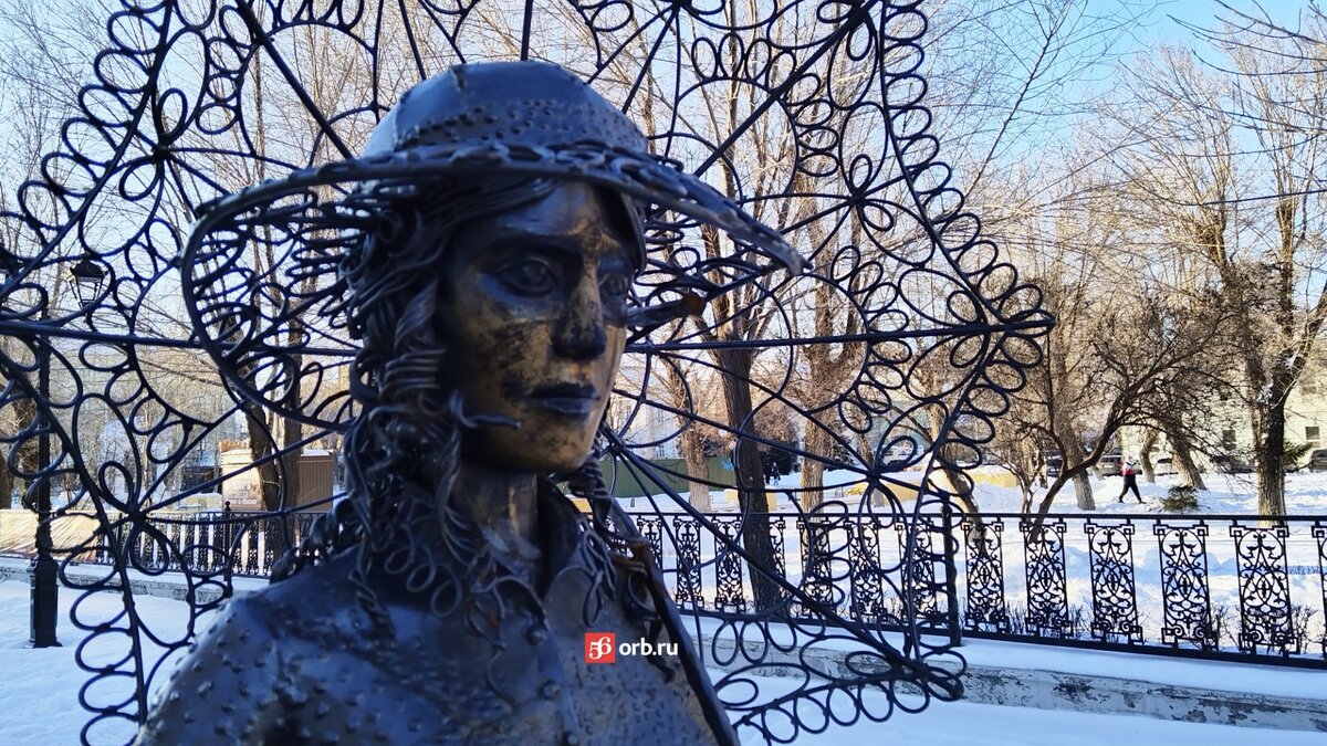 Девочки-подростки ради забавы украли зонт у статуи в центре Оренбурга |  56orb.ru | Дзен