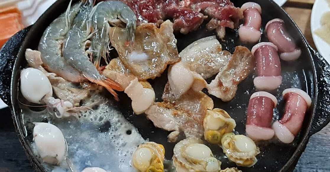 Мясо, морепродукты, овощи, грибы – все продукты часто готовят вместе. Тут, например, они обжариваются.