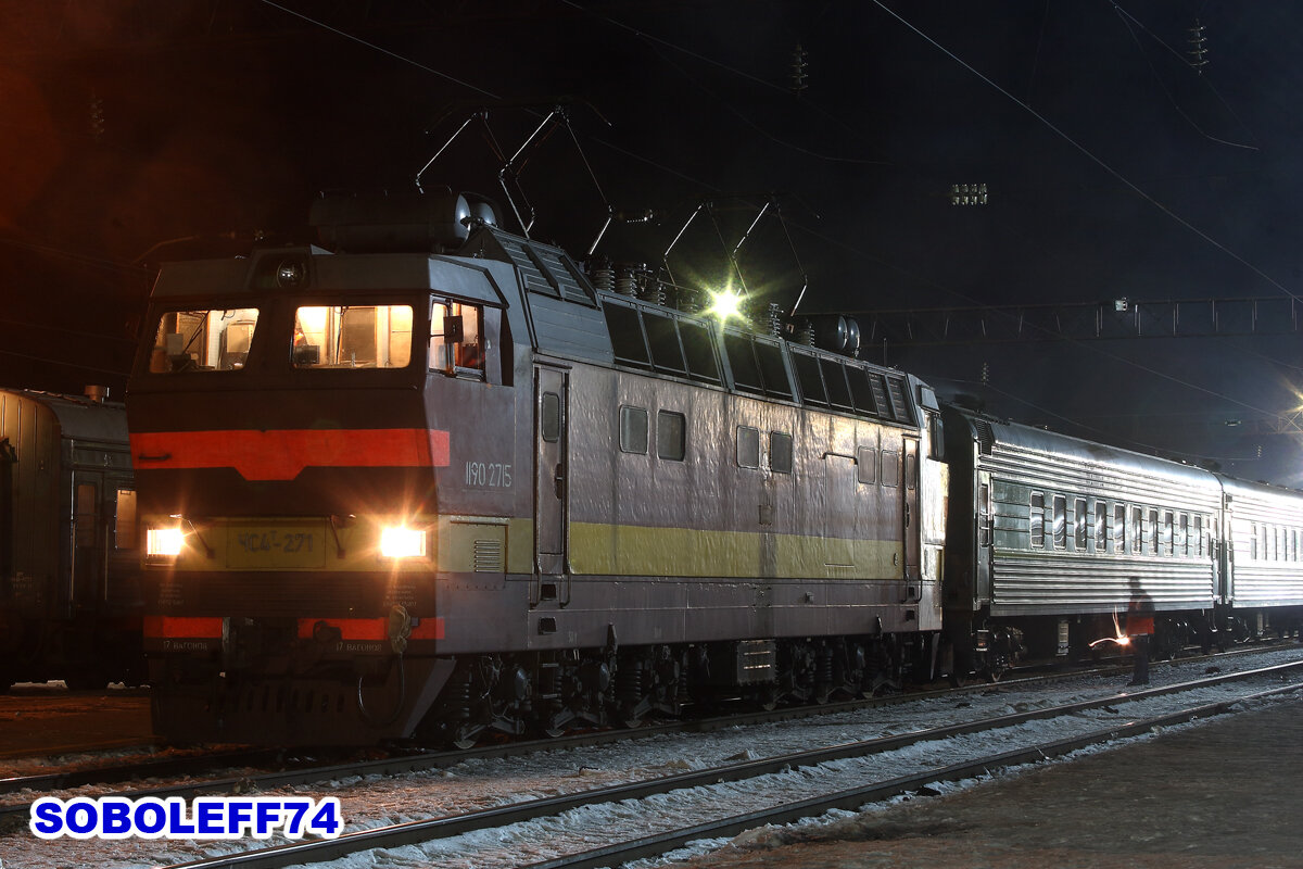 Электровоз ЧС4Т-271 с пассажирским поездом