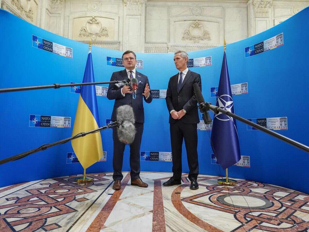    Министр иностранных дел Украины Дмитрий Кулеба и генеральный секретарь НАТО Йенс Столтенберг© AFP 2023 / ANDREI PUNGOVSCHI