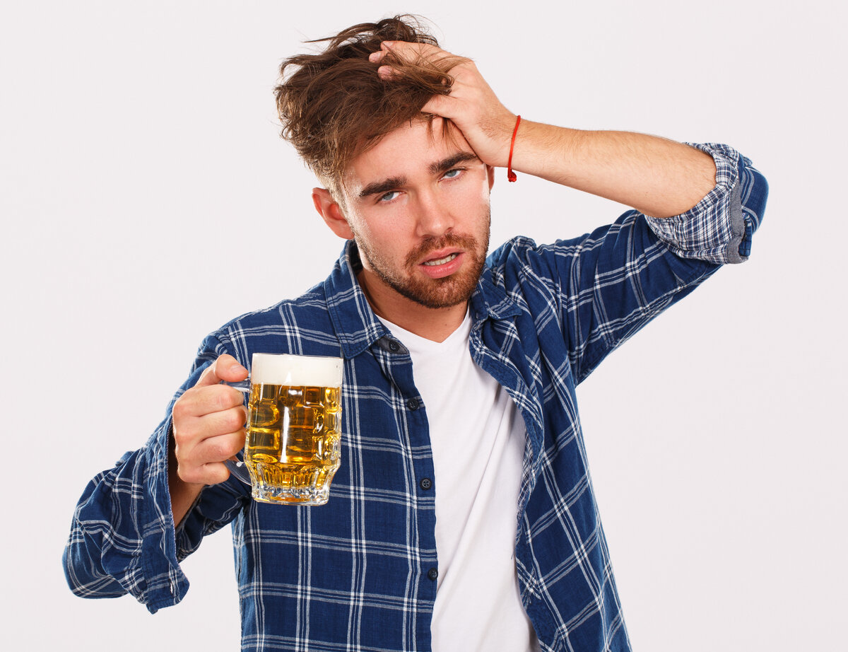 Фото :https://ru.freepik.com/free-photo/alcohol-guy-in-blue-shirt-with-beer_6729644.htm