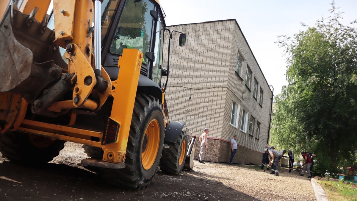     В дошкольных учреждениях северной столицы Удмуртии заменят асфальт и уберут все аварийные деревья с территории. Об этом сообщает пресс-служба администрации Глазова со ссылкой на мэра города Сергея Коновалова.