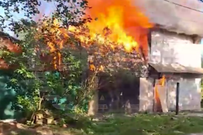   Жилой дом и гараж загорелись в новой Москве после падения беспилотника ©Скриншот