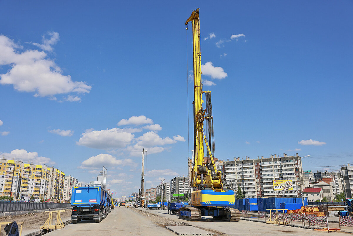     Буровые работы на будущей конечной станции «Улица Шахтеров» на ул. Молокова ведут для обустройства котлована, в который после зайдет тоннелепроходческая техника