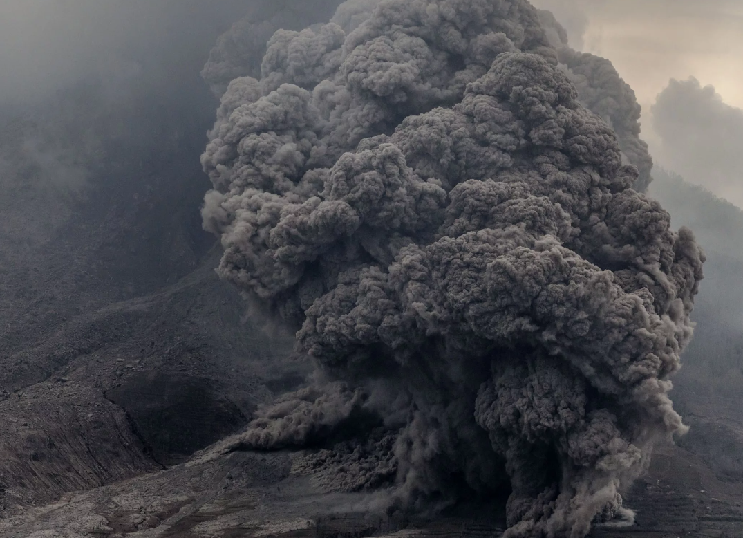 Пепел перемен том 1 пыль и сталь. Вулканический пепел. Извержение вулкана пепел. Пепел от вулкана. Вулканический пепел в атмосфере.