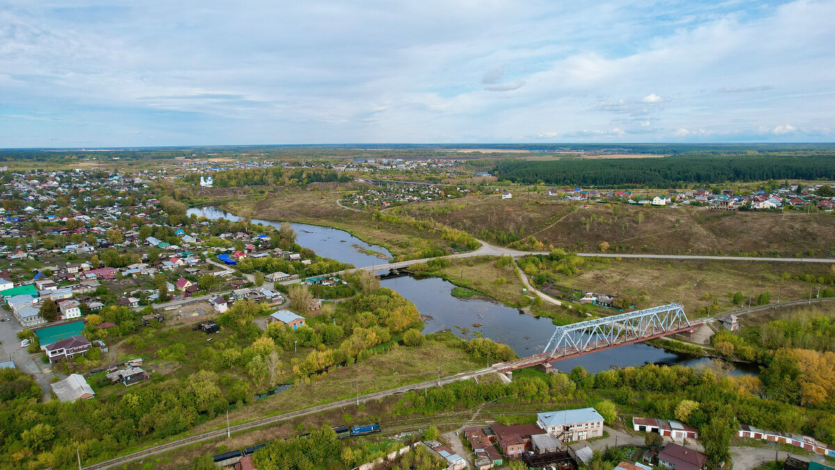 © Vyacheslav Bukharov / CC BY-SA 4.0 (Алапаевск, железнодорожный мост через Нейву, за ним устье Алапаихи, 2022 г.)