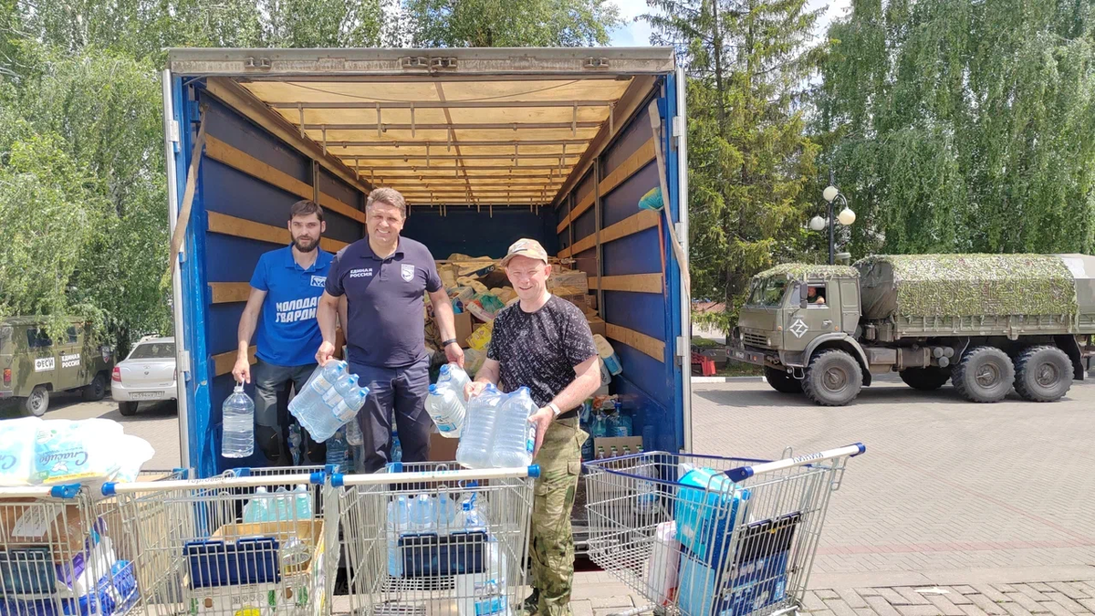 Владимир Викторович Влазнев, глава Азовского городского отделения партии помогает разгрузить фуру из Дона