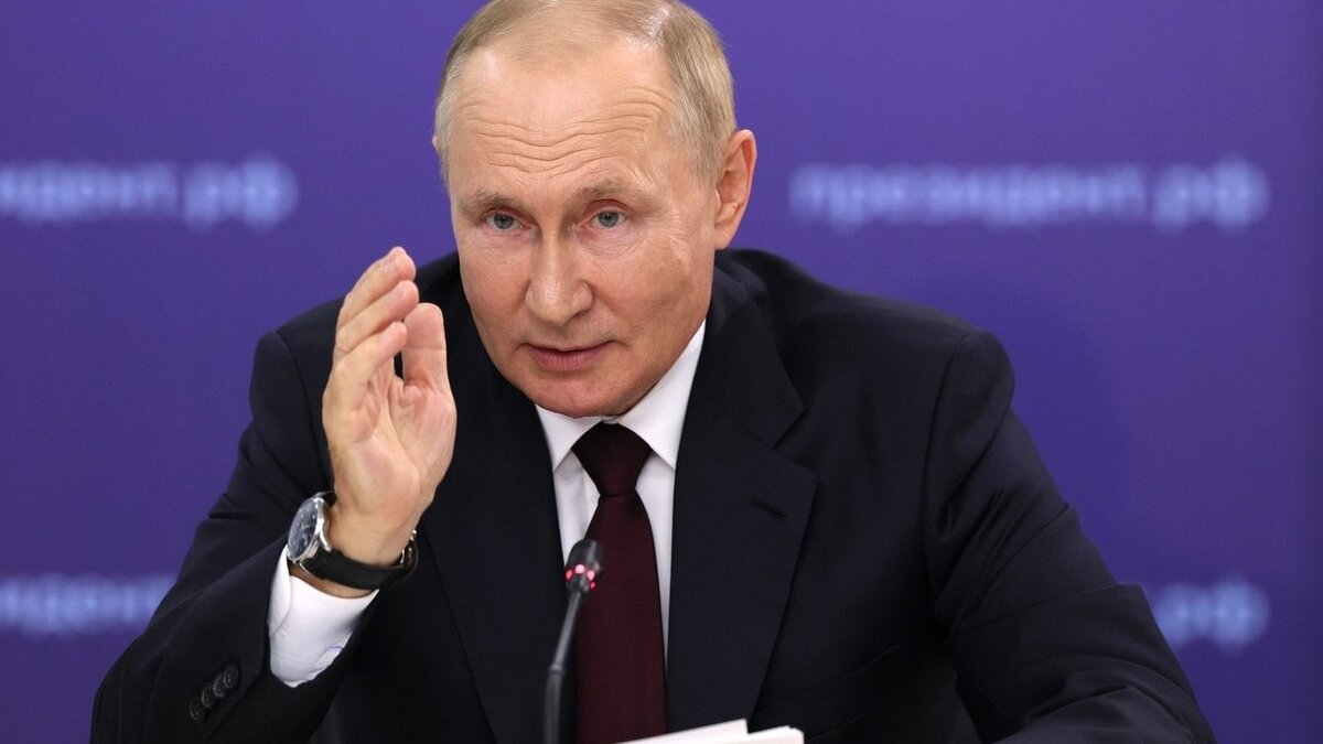     Президент РФ Владимир Путин 4 июля встретился с выпускниками Высшей школы государственного управления РАНХиГС. Он заявил, что не сомневается в победе.