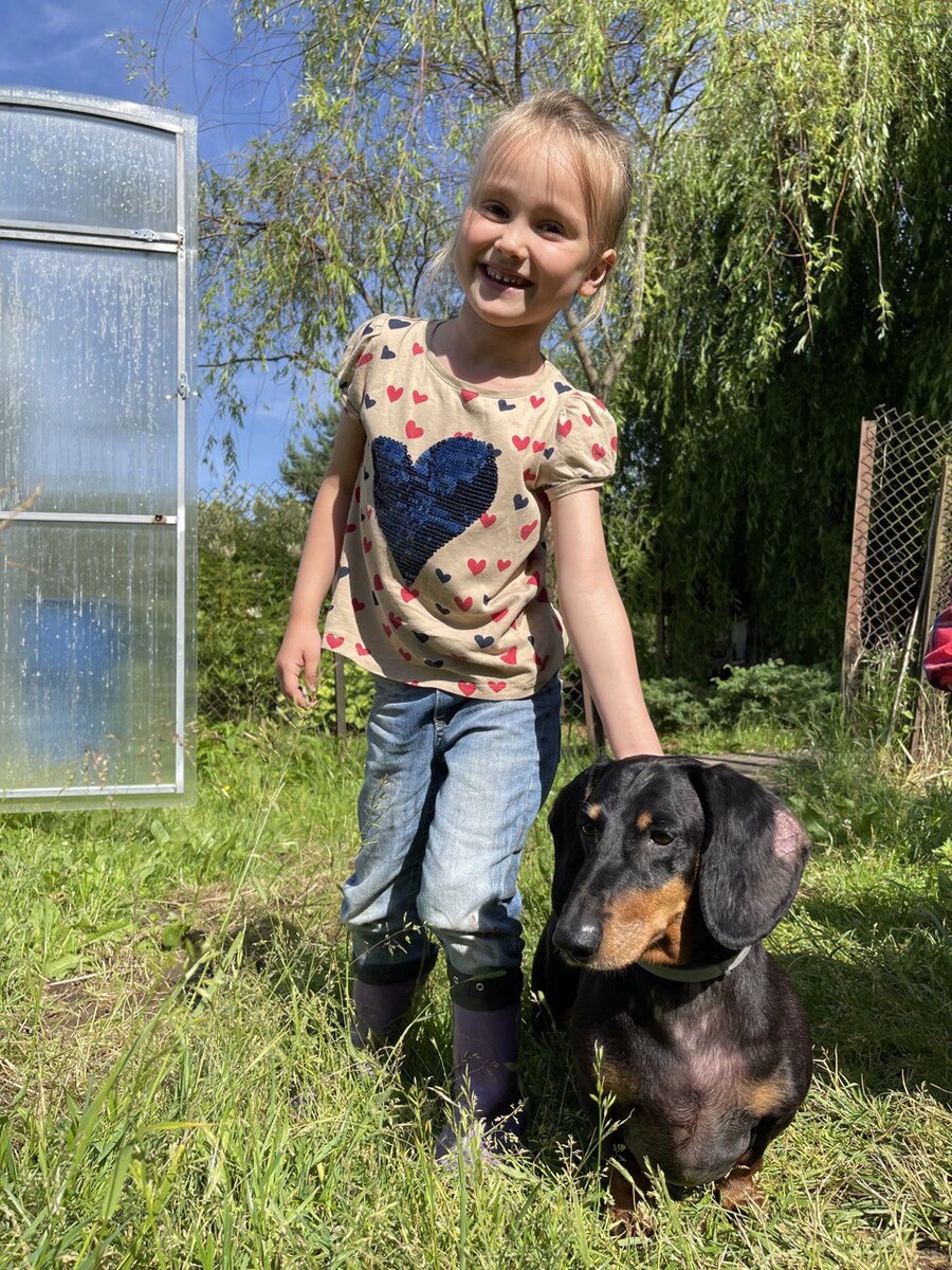 Наша 5-летнияя соседка со своим гостем