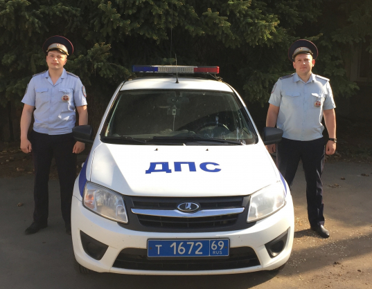 Под Тверью патрульные ГИБДД помогли срочно довезти 6-летнюю девочку в больницу