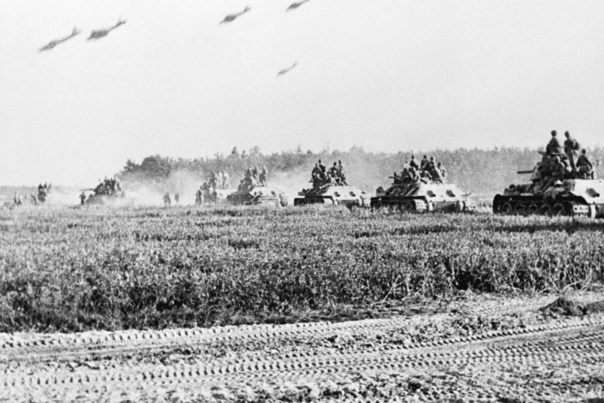    Войска идут в контрнаступление, Битва на Курской дуге, Россия. 12 июля 1943 г.