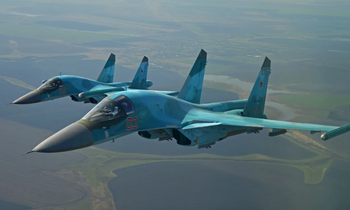 С34, или как его называют в западных СМИ, "адский утёнок". На крыльях ближнего можно видеть сменные контейнеры систем РЭБ. Совсем недавно произошла их глубокая модернизация на основе богатого боевого опыта "Утёнка". Фото МО РФ