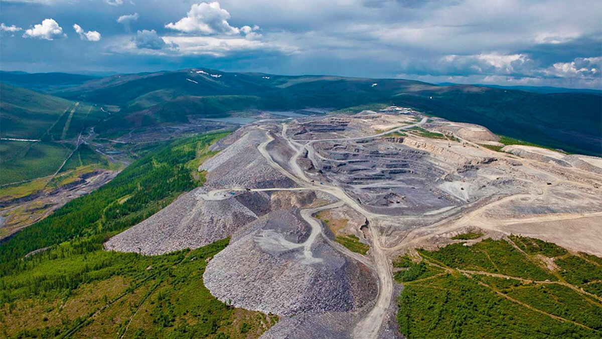 Бодайбинский район известен большими запасами золотоносной руды. На месторождении Голец Высочайший добывается около пяти миллионов тонн руды в год.-4