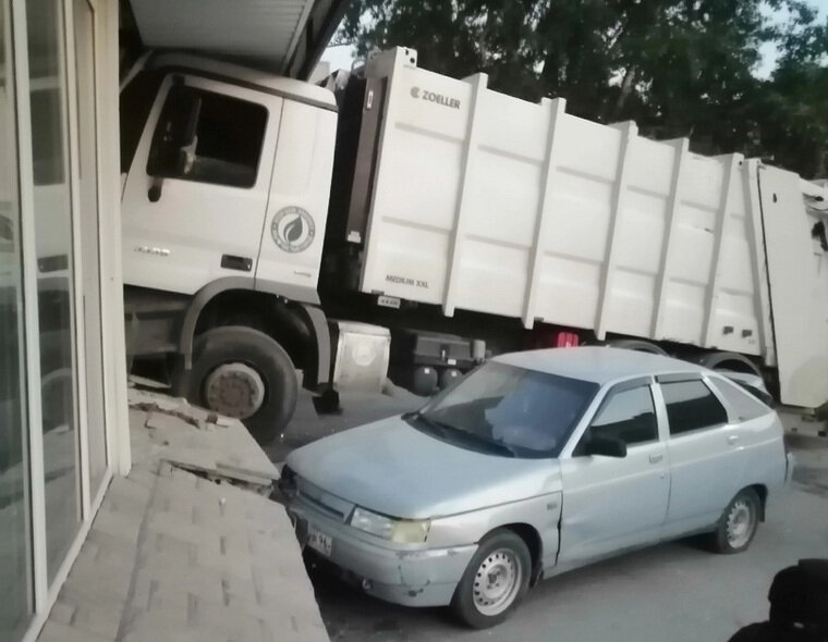    Водитель грузовика врезался в легковушку