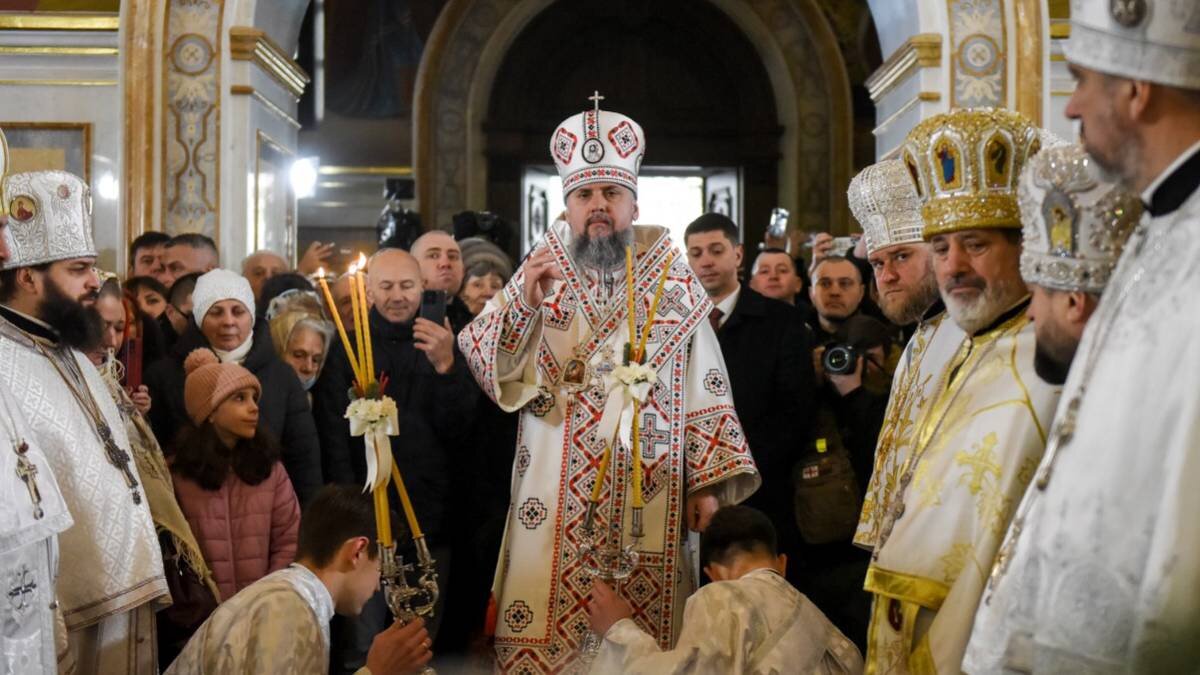    Глава раскольнической Православной церкви Украины митрополит Епифаний в Успенском соборе Киево-Печерской лавры / Фото: EPA / ТАСС