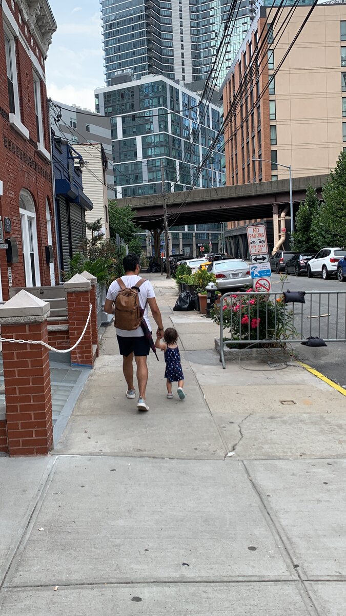 Прогуливаемся после дня с няней 