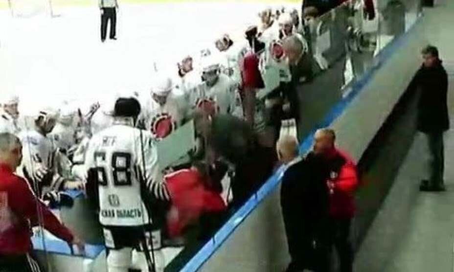    Алексей Черепанов потерял сознание на скамейке в матче «Витязь» — «Авангард». Фото: Скриншот