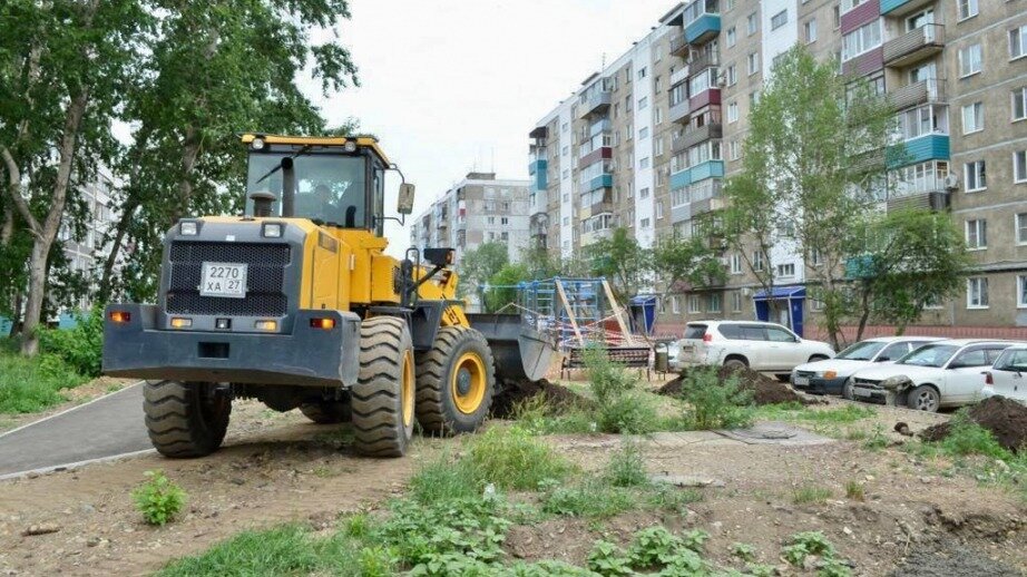     В городе Юности второй год подряд успешно реализуется программа «1000 дворов на Дальнем Востоке», которая направлена на создание современных мини-парков возле многоквартирных домов. Некоторые дворы находятся уже в завершающей стадии и готовятся к сдаче.