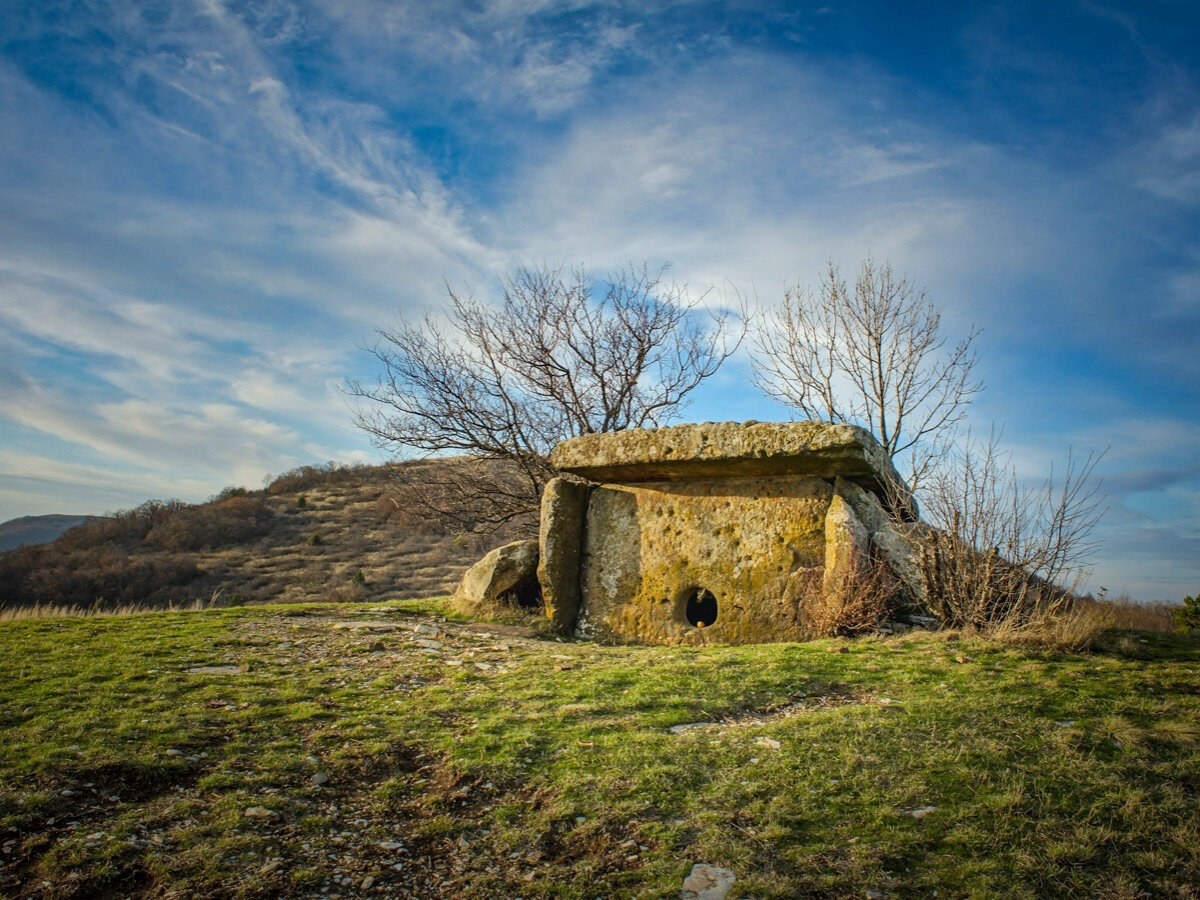 Обычно высота дольменов — не больше двух метров. Фото: pixabay.com