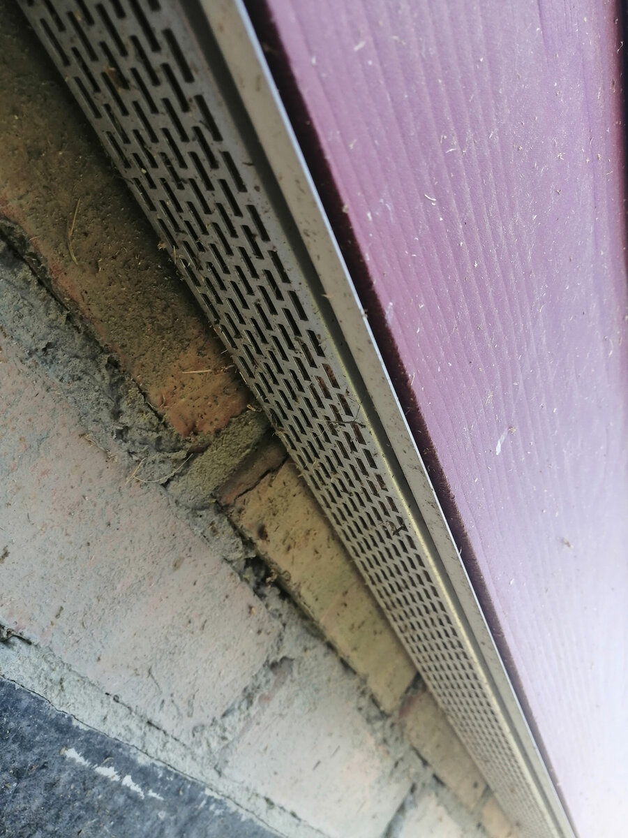 Специальный профиль для вентзазора позволяет проходить воздуху, но не насекомым