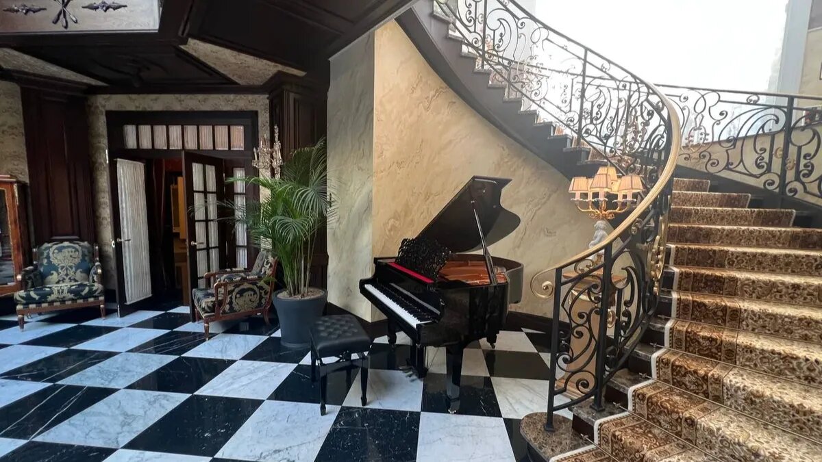 Убранство полно камня, дерева, узоров, дорогой мебели и цветов. Фото: ФСБ