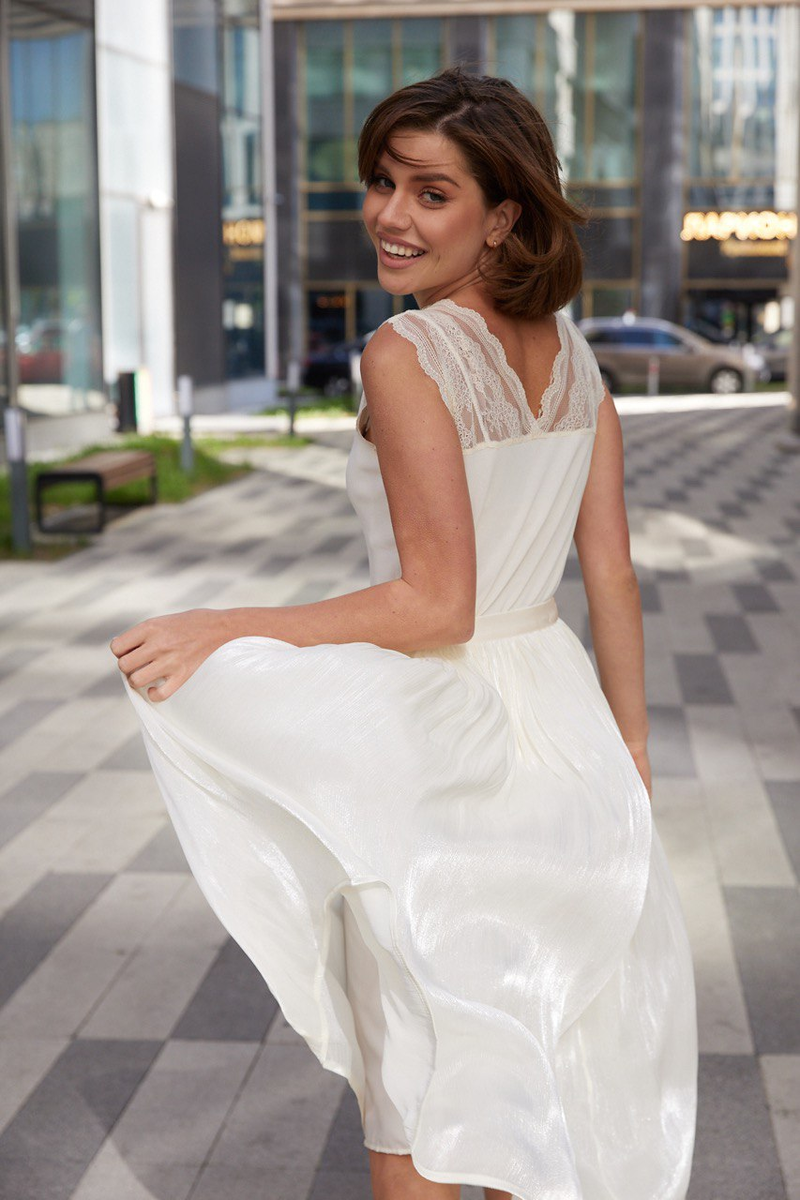 Что носить летом, чтобы выглядеть стильно и чувствовать себя максимально комфортно?  Ответ прост - подходят все варианты! Платья, юбки, брюки, костюмы, главное знать, как их сочетать!-14