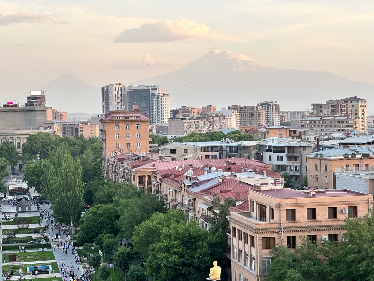 Вид на гору Арарат со стороны Армении // Лестница Каскад, Ереван