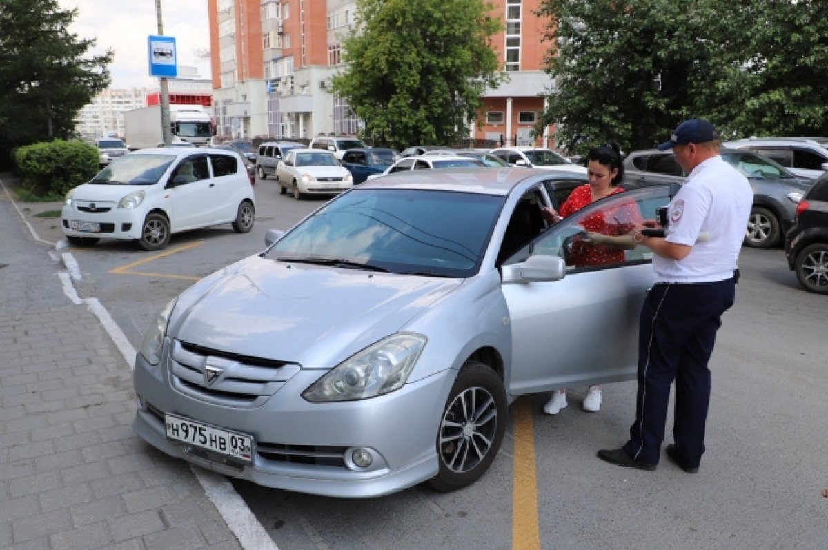    На омичей возбудили 7 дел за парковку на остановках