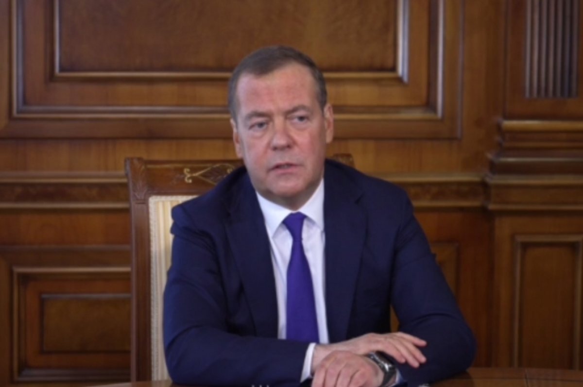    Медведев заявил о необходимости работать над надежностью системы ПВО