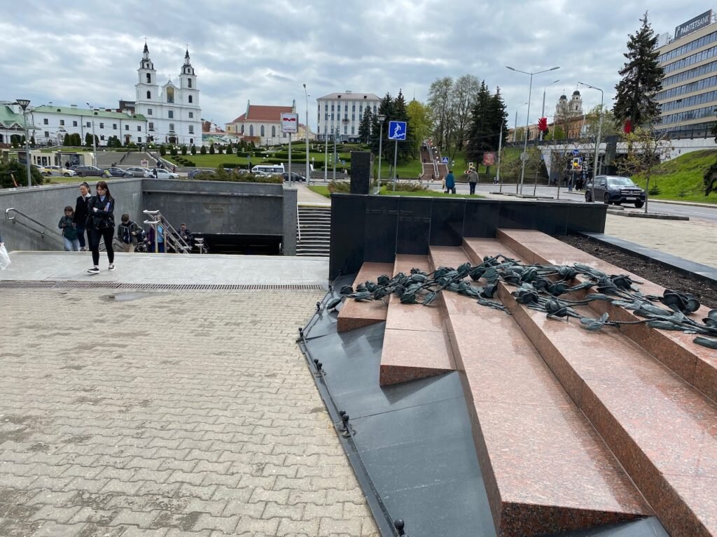 Белоруссия. Старый Минск. Старое как новое, мост лжецов, зыбкая, весь в ...