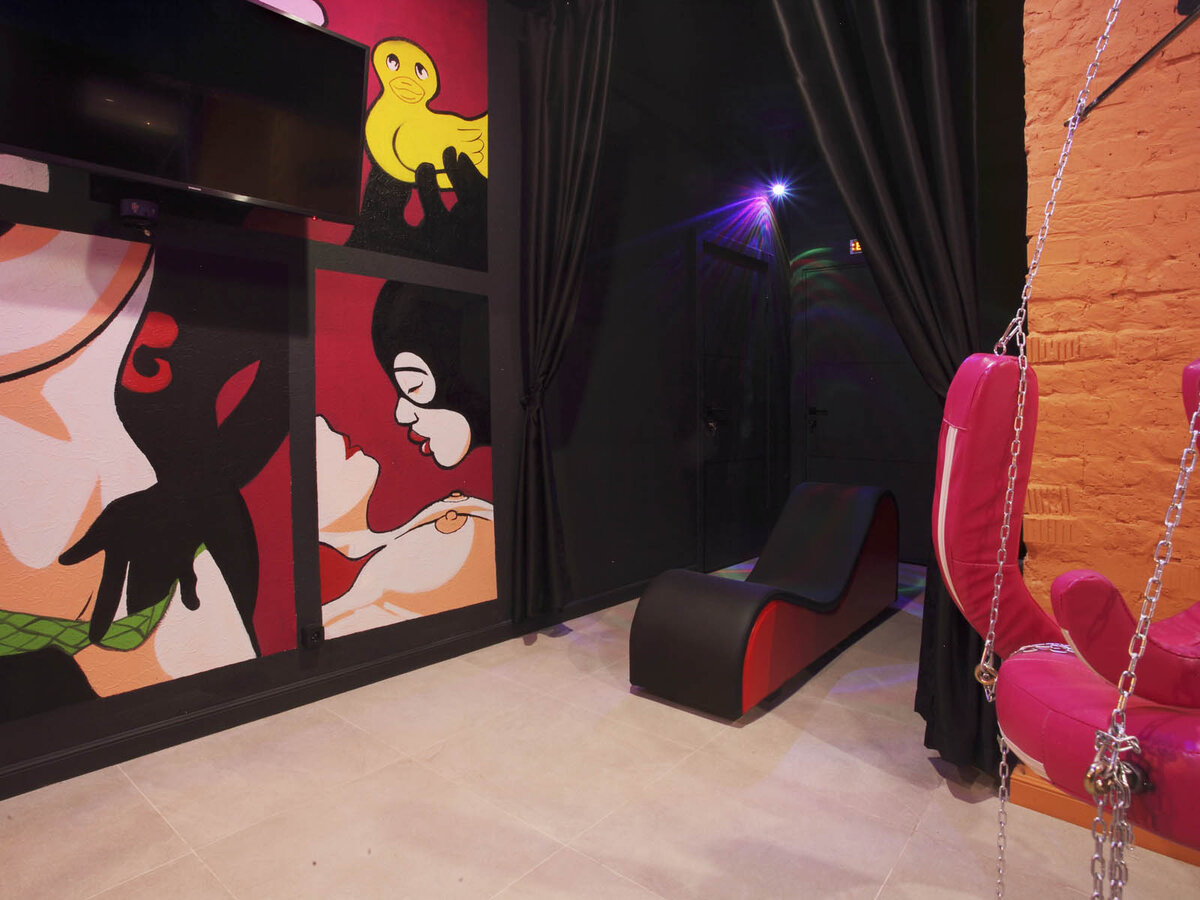 Кресло-волна в номере "Секретная жизнь" в отеле "Подушкин" на Преображенской площади в Москве.