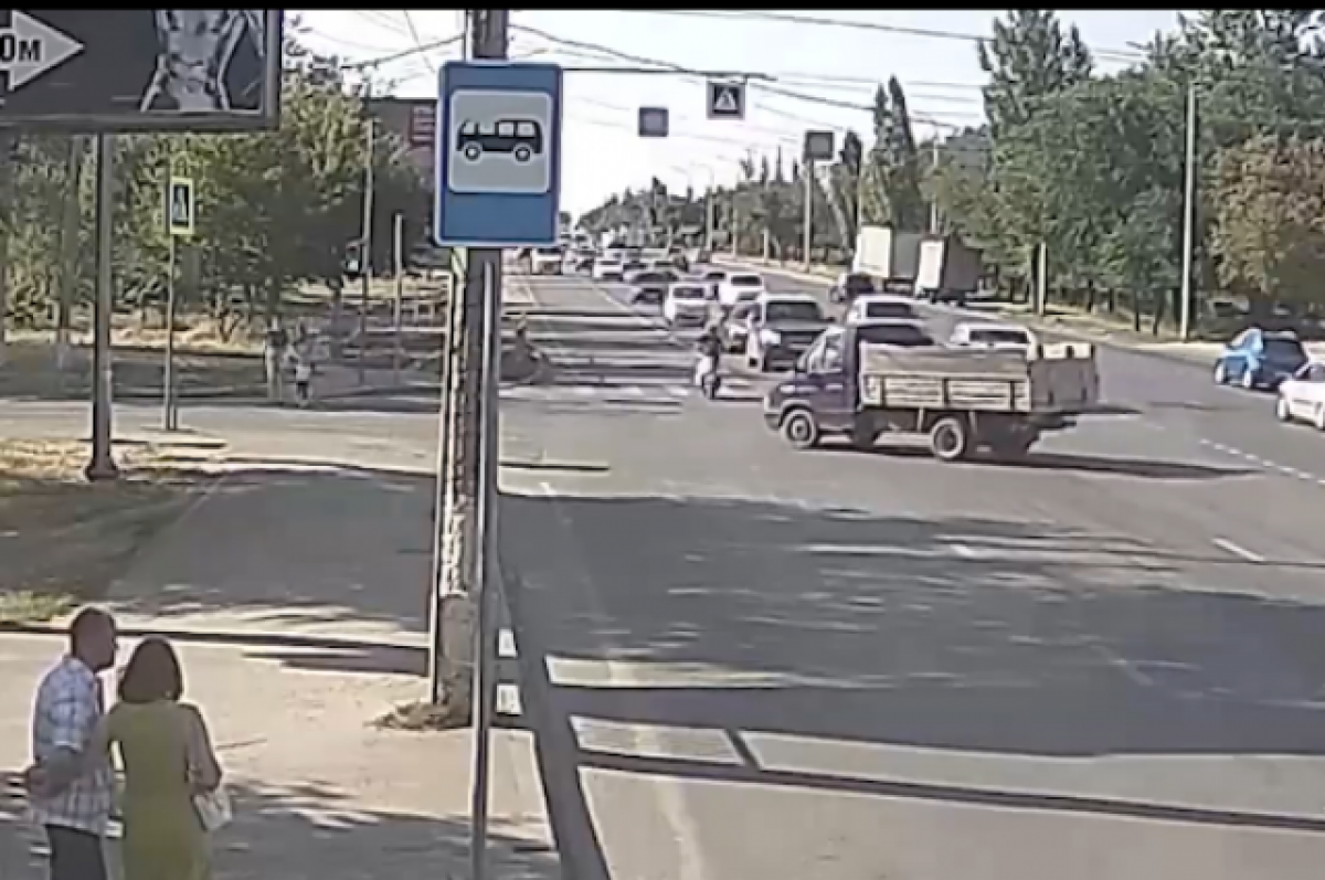    Столкновение бортовой «Газели» и скутера попало на видео в Волгограде