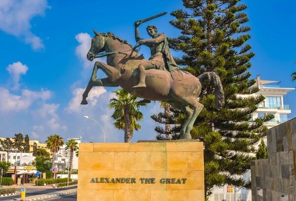 Памятник Александру македонскому в Пафосе на Кипре   Фото: cyprusbutterfly.com.cy