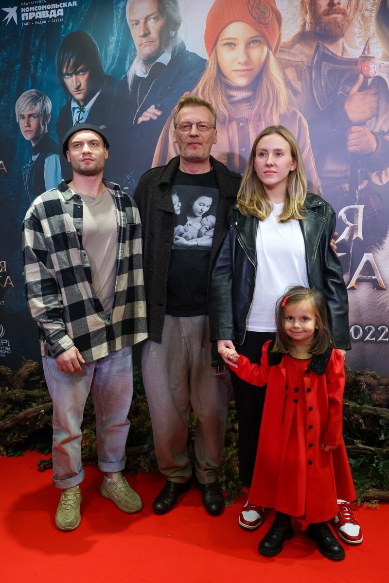 МК (с сыном Степаном, дочкой Дашей и внучкой Агатой)