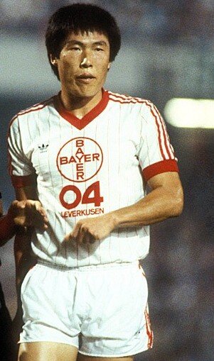 В составе "Байера" кореец выиграл Кубок УЕФА в 1988 году