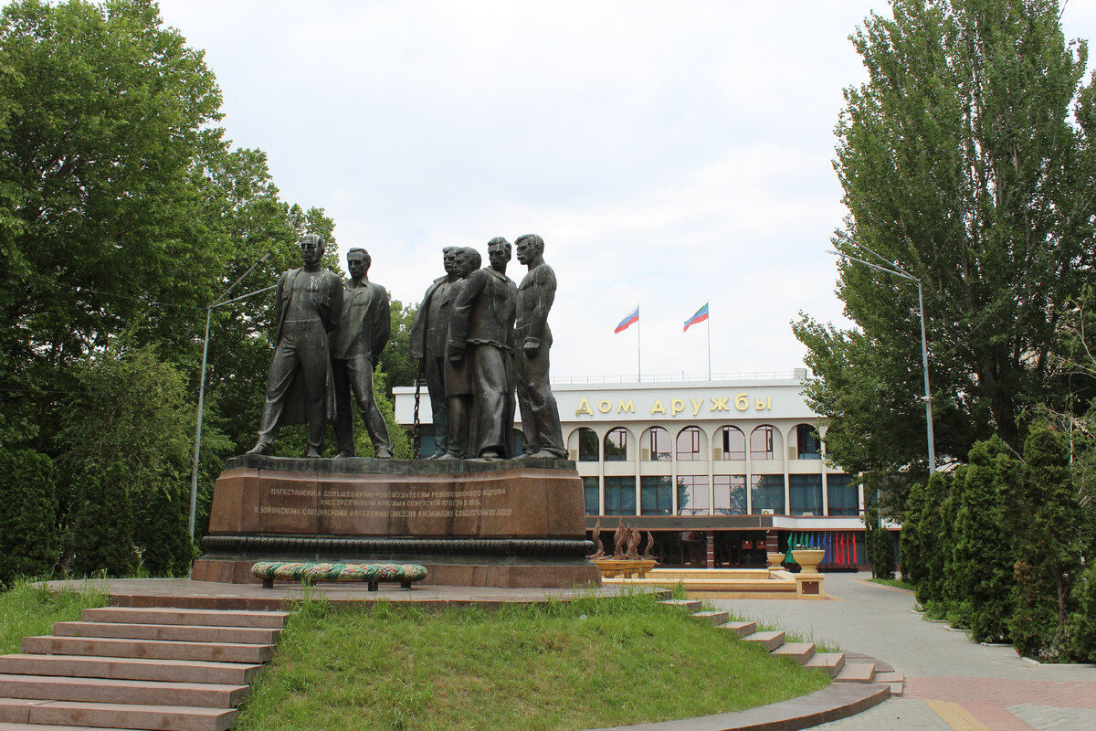 Памятник борцам за Советскую власть в Дагестане в сквере Борцов революции