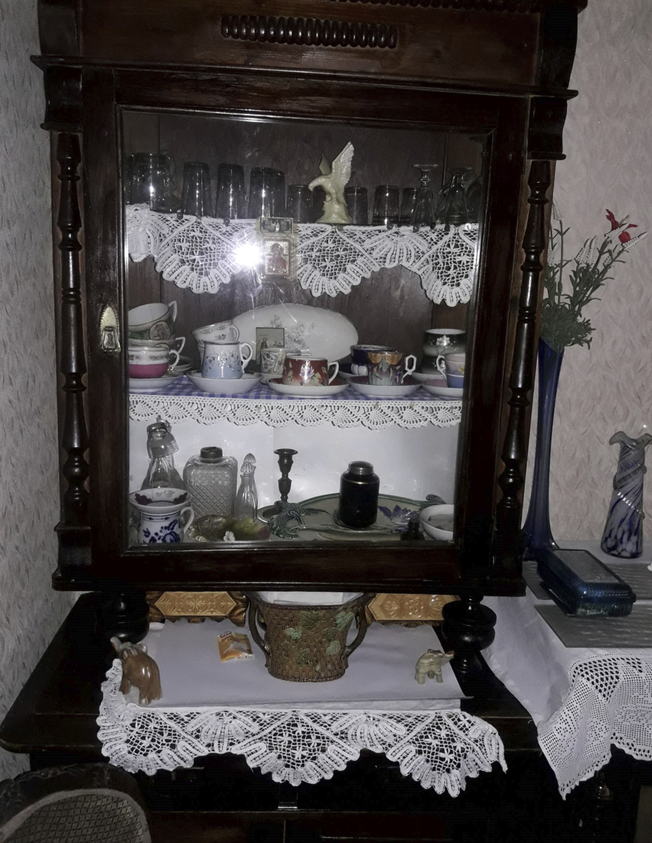 То, что в посудной горке. Орел в темноте фосфоресцирует. Подсвечник наш, родной. Чашки частью наши, частью - купленные. Майолика (кашпо с листьями внизу и сухарница с лилиями) - наша, семейная, как и лафитнички, и стаканы травленого стекла наверху.