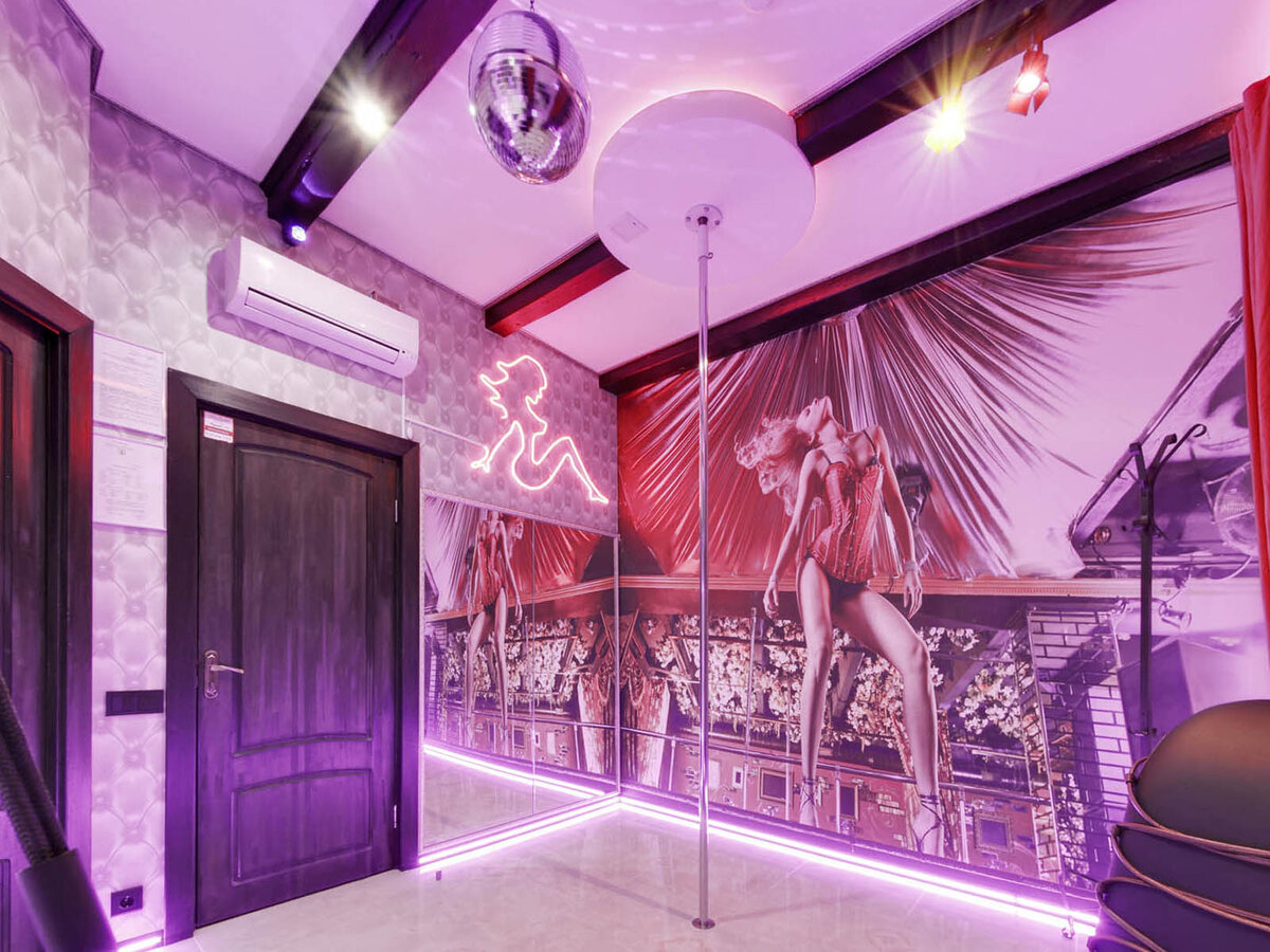 Номер "Стриптиз" в отеле "Подушкин" в Мытищах (Московская область).