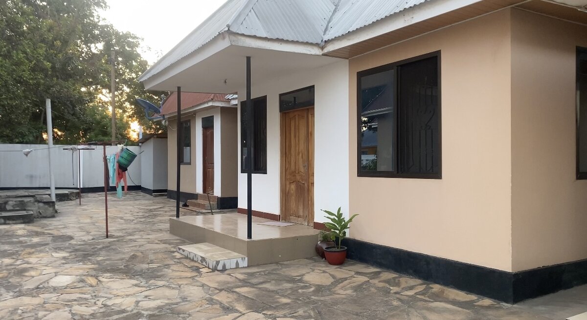 Домик миссис Лоры и мистера Джеймса 