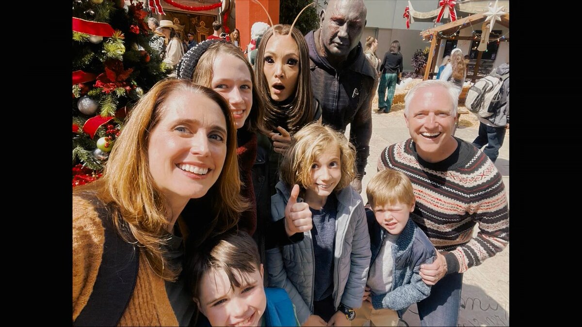 Попав на Землю, Мантис вместе с Драксом очень быстро подбивают копейку, затесавшись в тусовку косплееров. 