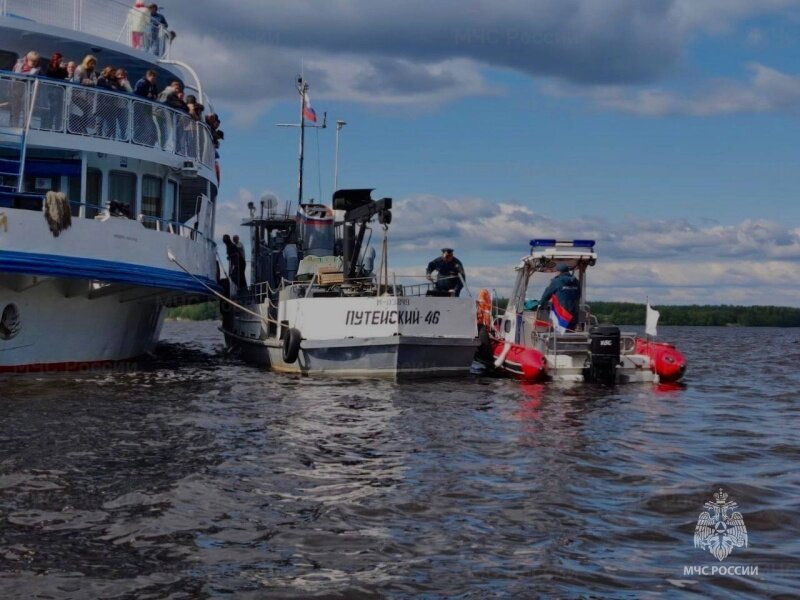 Двухпалубный ранен! В Тверской области спасали круизный теплоход «Александр Свирский» и его пассажиров
