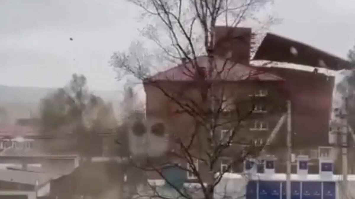     Сегодня утром в городе Слюдянка Иркутской области сорвало крышу со спортзала школы №4. Причиной этого стал сильный ветер, порывы которого доходили до 26 м/с. Очевидцам удалось снять на видео момент срыва крыши со здания.
