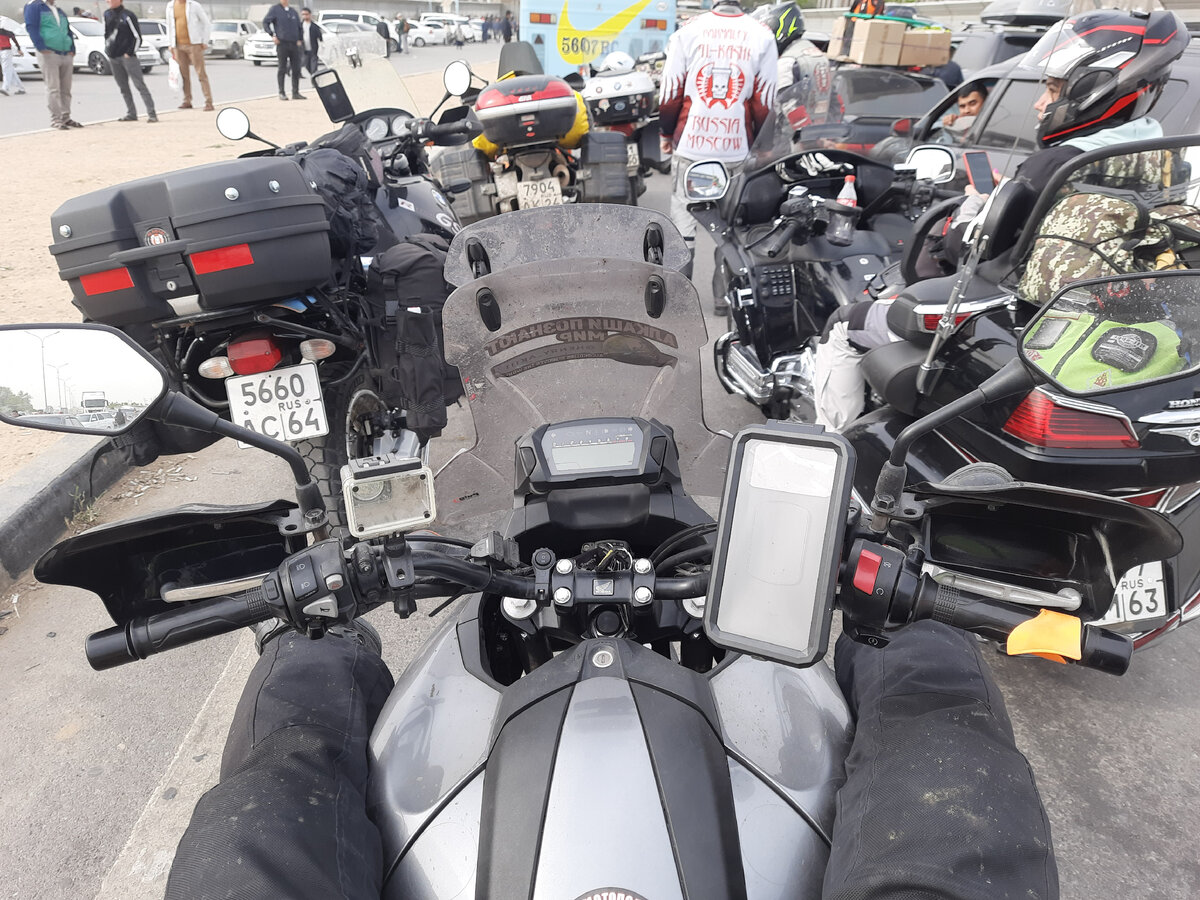 толпа байкеров на границе)