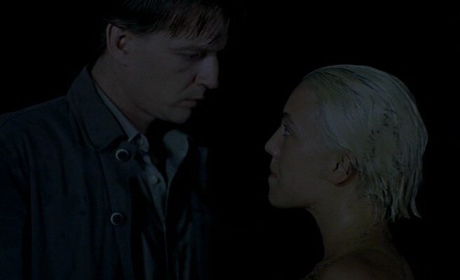 Отвязная подруга Клэр сама не прочь замутить с Жаном. Однако на тот момент он ещё увлечён Клэр, отчего отвергает Кристин. 