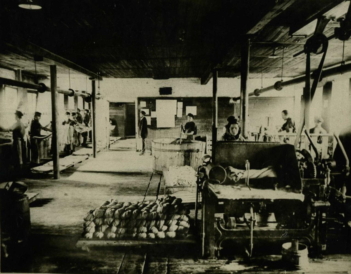 Вот так выглядели красильные цеха на ткацких фабриках XIX века. Фото: pastvu.com