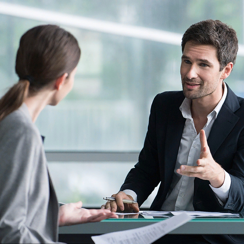 Ученый, сверстник Галилея, был Галилея не глупее. Он знал, что вертится земля,
но у него была семья. И он, садясь с женой в карету, свершив предательство свое,считал, что делает карьеру, а между тем губил ее. Стихотворение "Карьера" Автор Е. Евтушенко