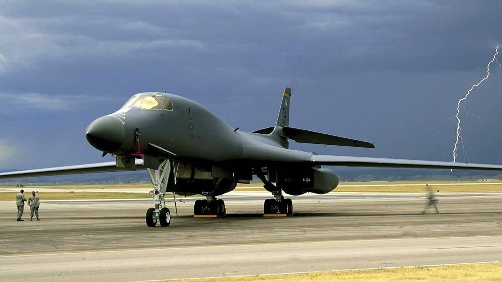 Стратегический бомбардировщик B-1B Lancer ВВС США на авиабазе Эллсворт, штат Южная Дакота. Фото: commons.wikimedia.org