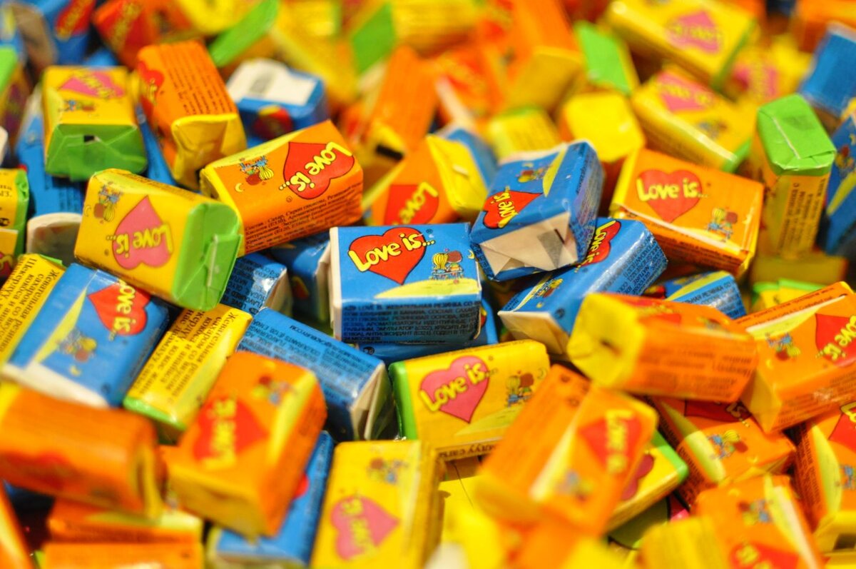 Жвачка Love is. Источник: podarki36.ru