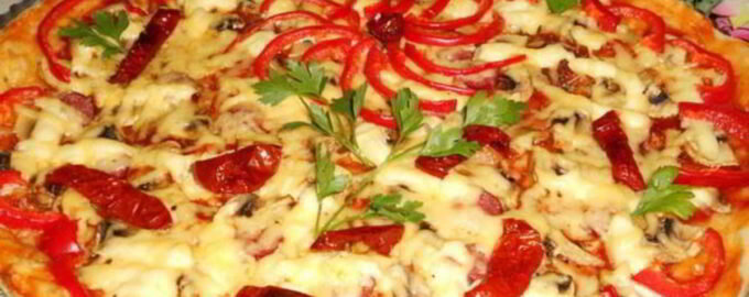 Рецепт пиццы с колбасой, сыром и помидорами