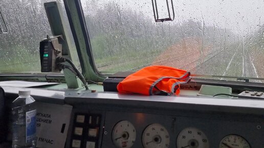 Попали с пассажирским поездом под сильный ливень ☔️ на станции Соблаго